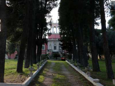 Simbolo del tempo che fu � la splendida Villa Costantino, il pi� bell�edificio inutilizzato di Bari